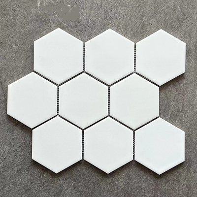 Moderne design stijl Zuivere witte keramische zeshoekige vloertegel met honingraat glazen mozaïek