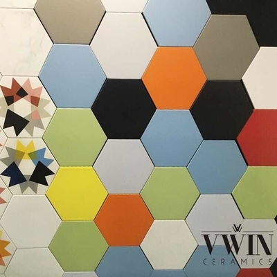 Moderne design stijl Zuivere witte keramische zeshoekige vloertegel met honingraat glazen mozaïek