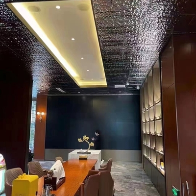 Model houten wijnrekkas voor thuishotel in aangepaste rode en zwarte/gouden kleur