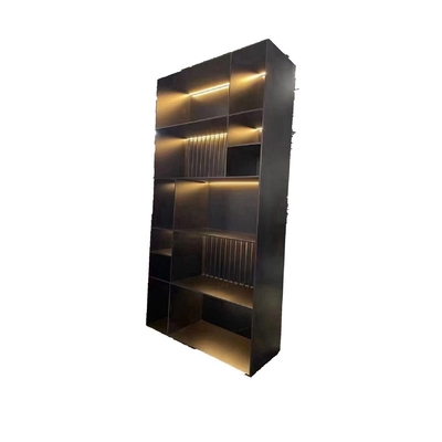 Antieke houten wijnkast met glasdisplay en een wijnrek van roestvrij staal